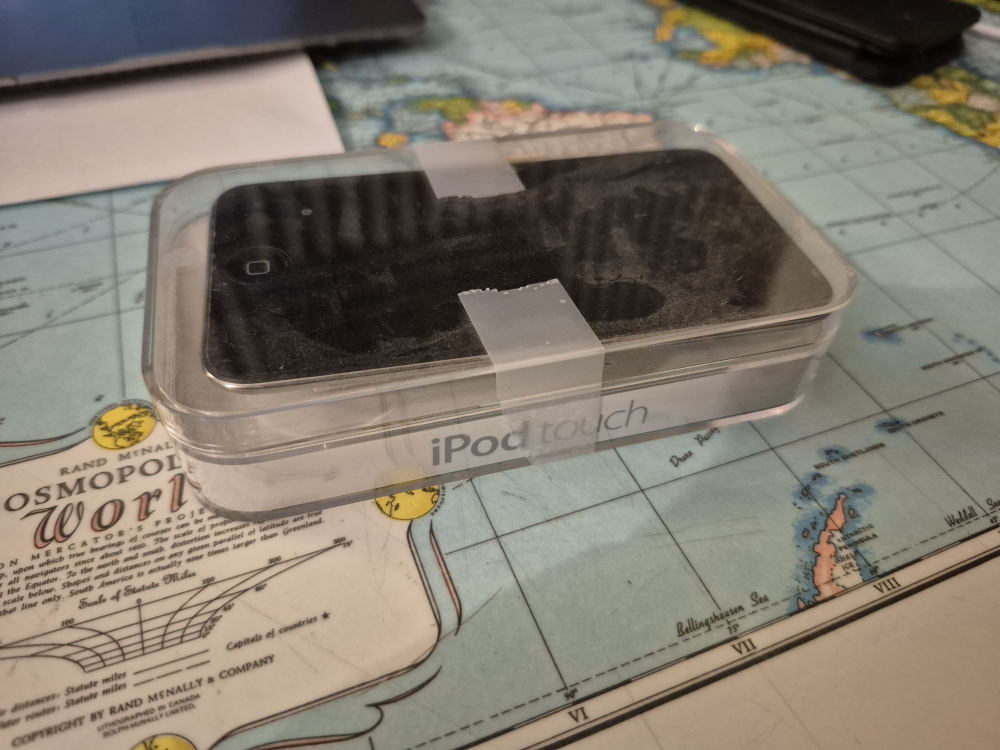 Apple iPod Touch 4th Gen 16GB with Case - photo 3