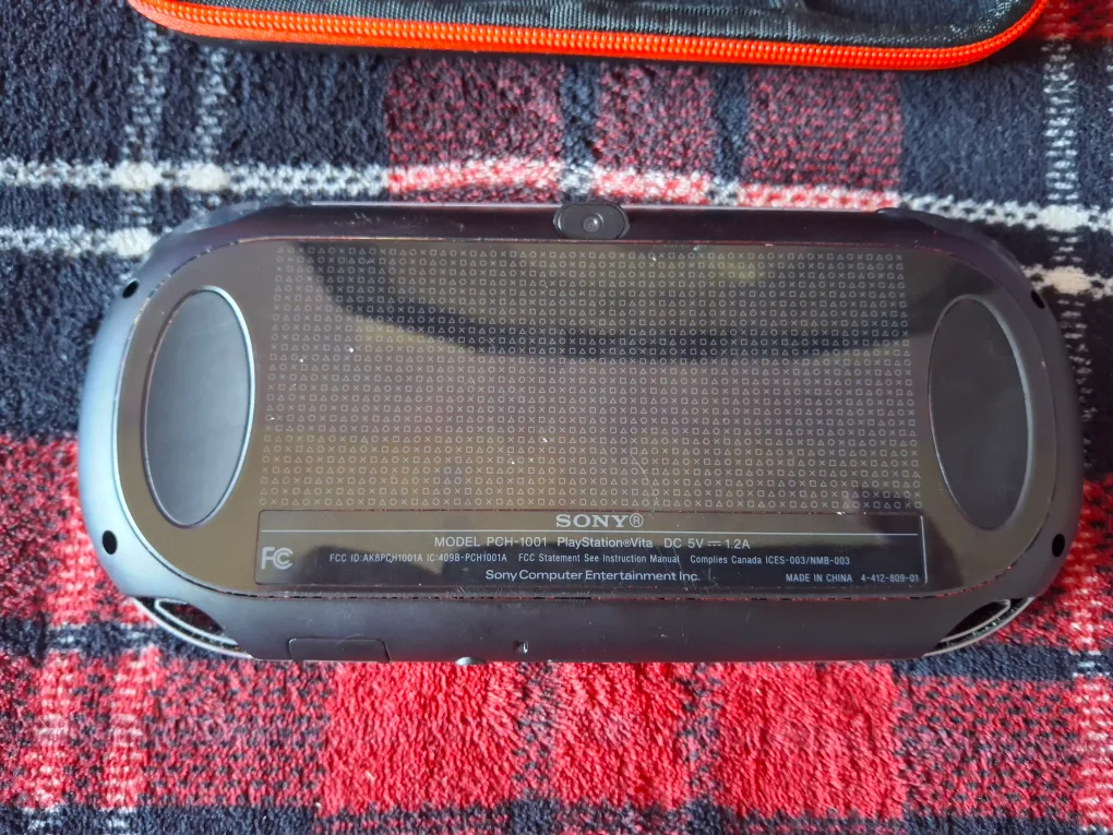 Sony PlayStation Vita PCH-1001 with Case & batman game image indicator(2)