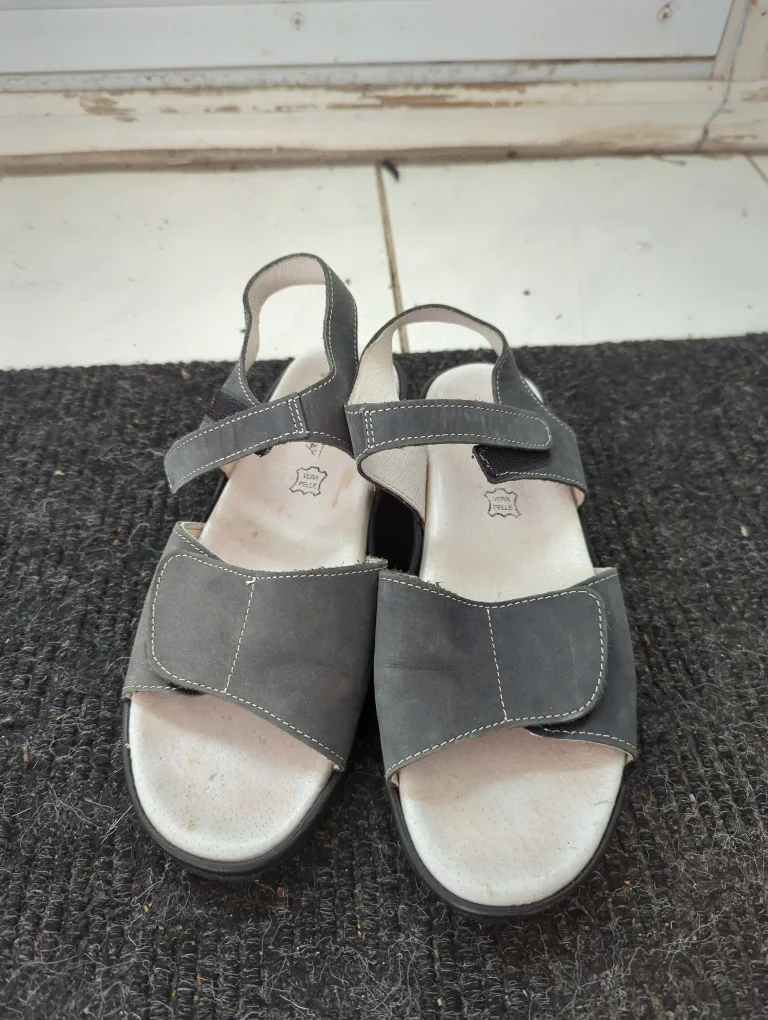 Vintage grey Italian-made sandals  🇨🇦 thumbnail