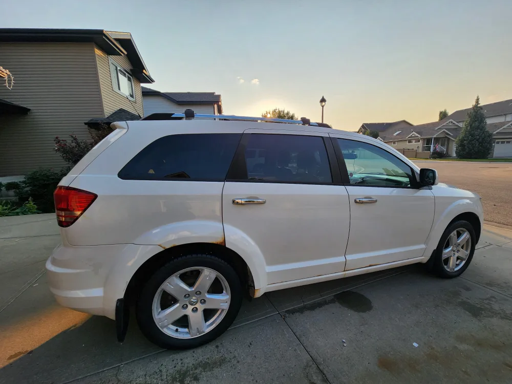 White Dodge Journey SUV - Used image indicator(7)