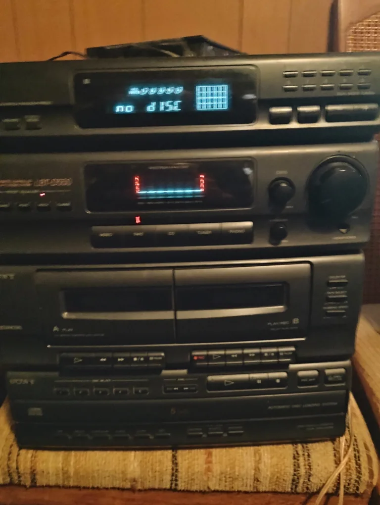 Sony Stereo System with Speakers thumbnail