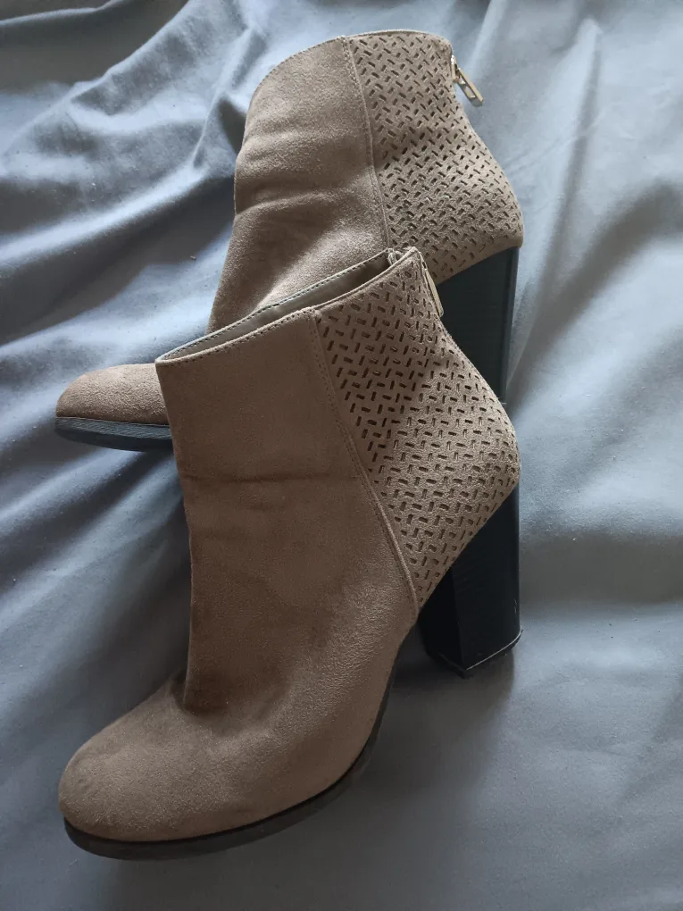 Vince Camuto Taupe Suede Ankle Boots - Size 8 image indicator(2)
