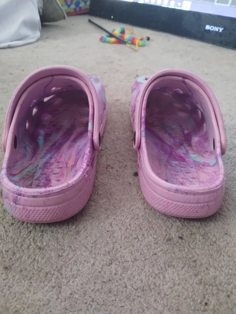 kids Crocs, girls Size 5/6 image indicator(2)