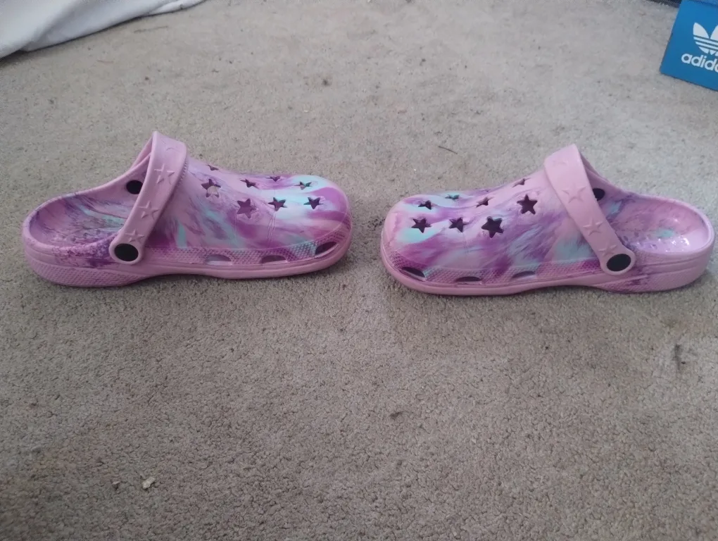 kids Crocs, girls Size 5/6 image indicator(3)