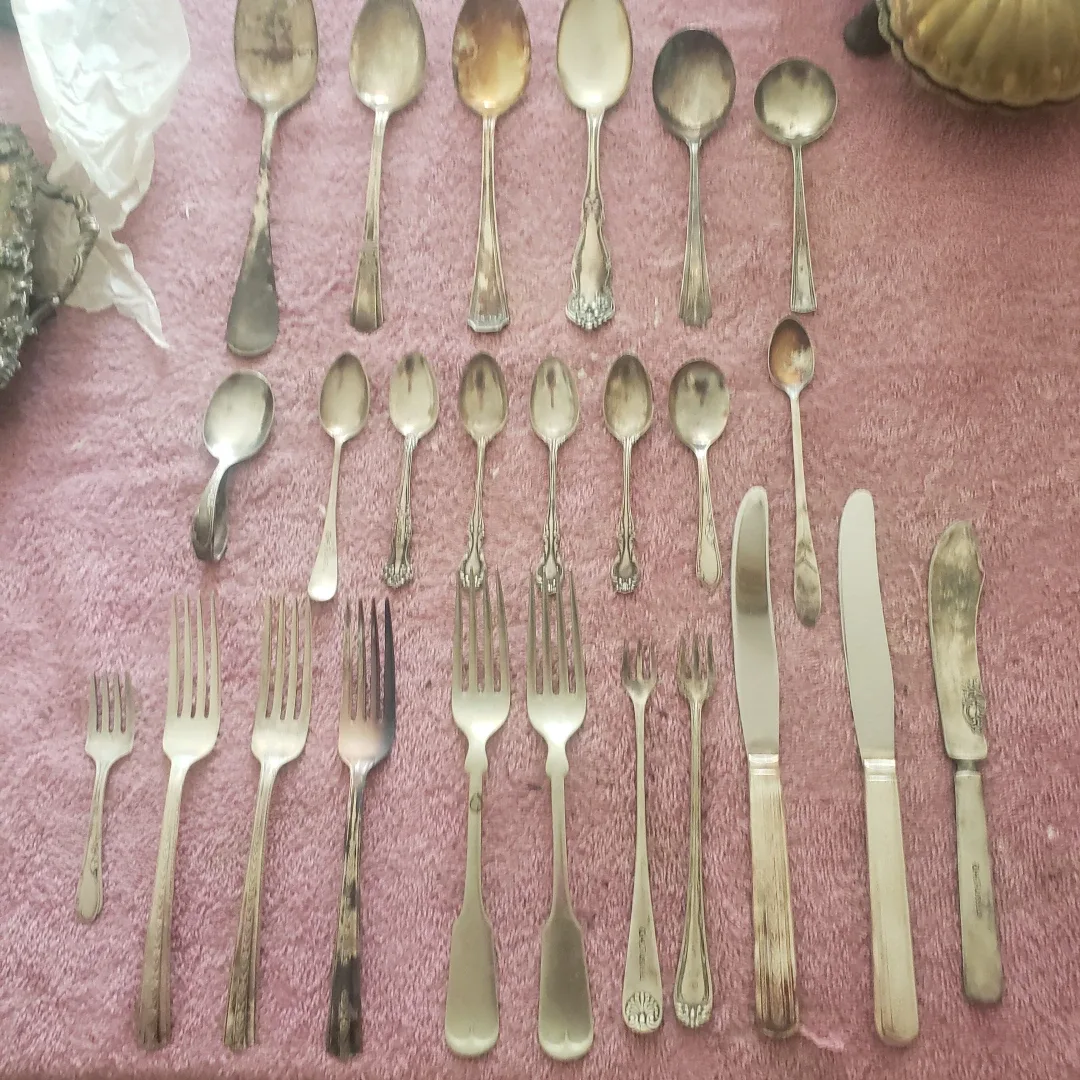 Heirloom Silverware Set in Wooden Case image indicator(7)