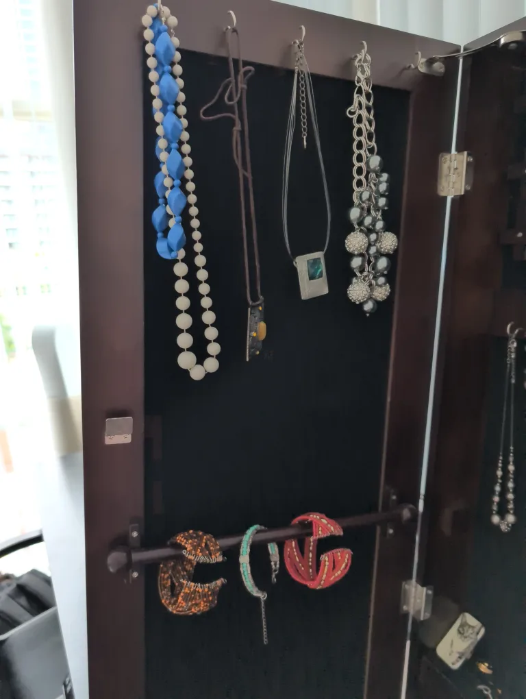 Brown Jewellery Armoire with Mirror 🇨🇦 image indicator(6)