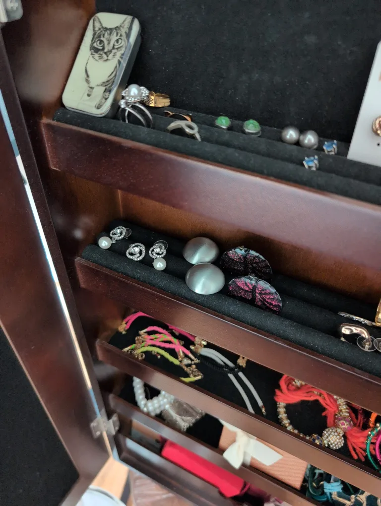 Brown Jewellery Armoire with Mirror 🇨🇦 image indicator(8)