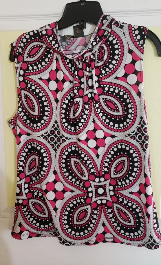 🇨🇦Versatyl Sleeveless Top - Size XL image indicator(2)