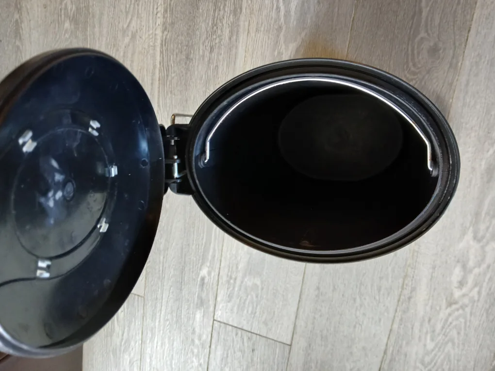 9.8Lt Sterilite Ultra StepOn Trash Can Available. Firm price. image indicator(3)