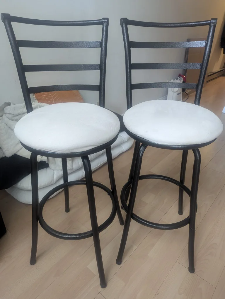 ✨️Moving Sale✨️ Set of 2 Bar Stools thumbnail