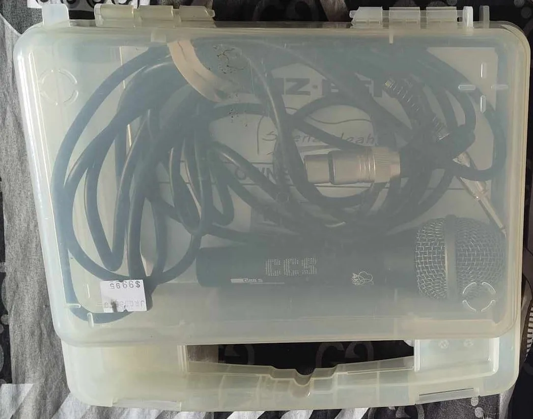 2 Studio Microphones & 1 Pop Filter/ Screen image indicator(5)