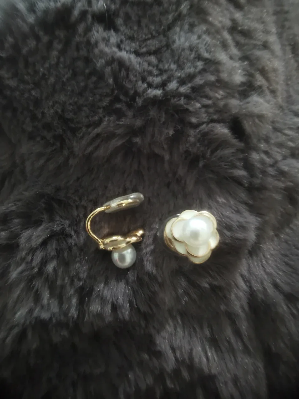 Pearl Flower Clip-on Earrings image indicator(2)