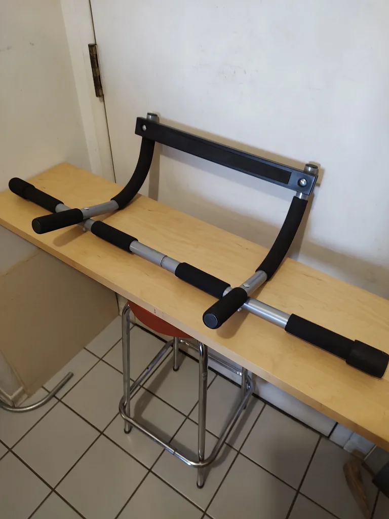 Selling Heavy Duty Pull Up Exercise Bar. thumbnail
