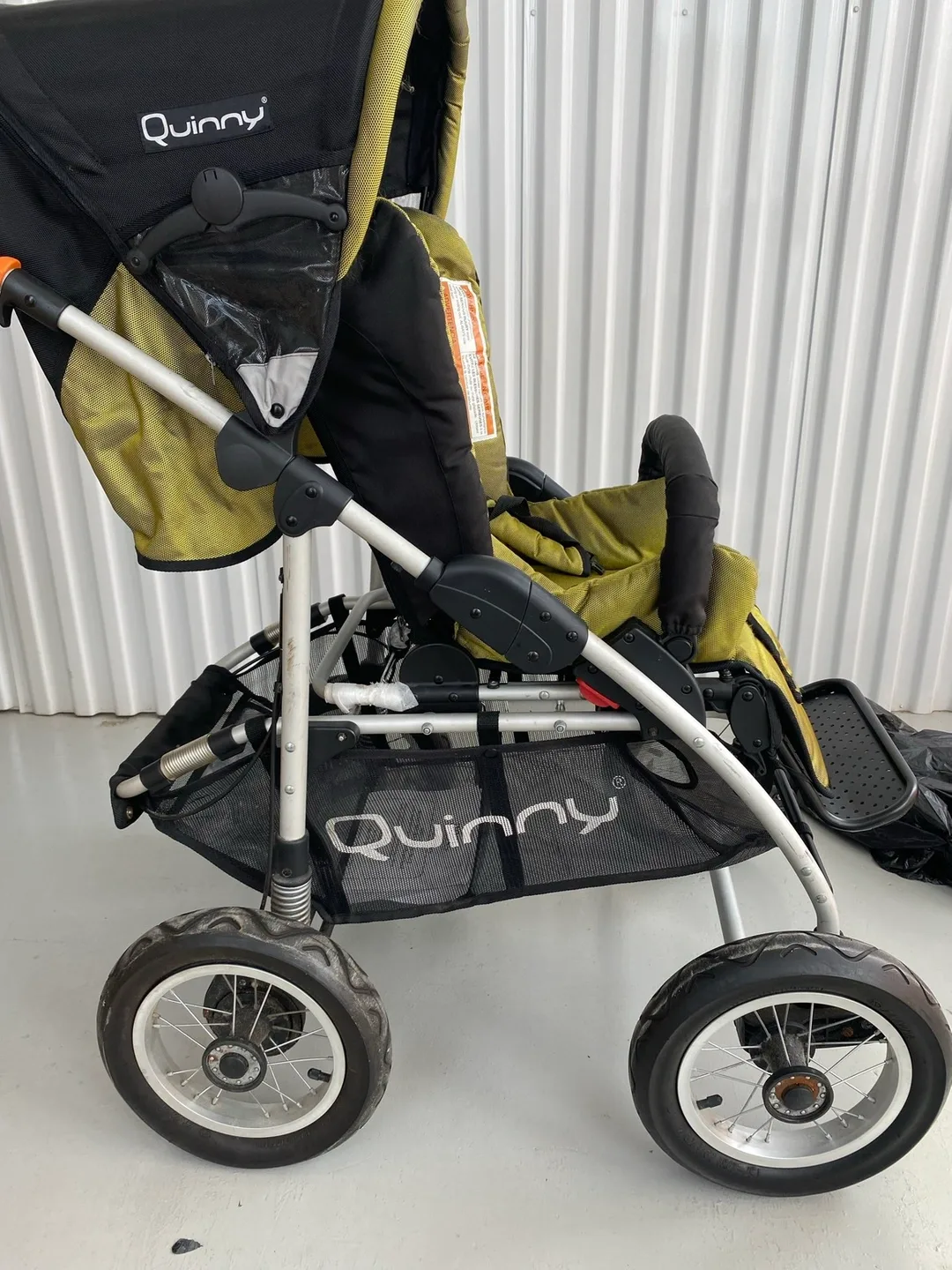Quinny Stroller - Neon & Black image indicator(3)