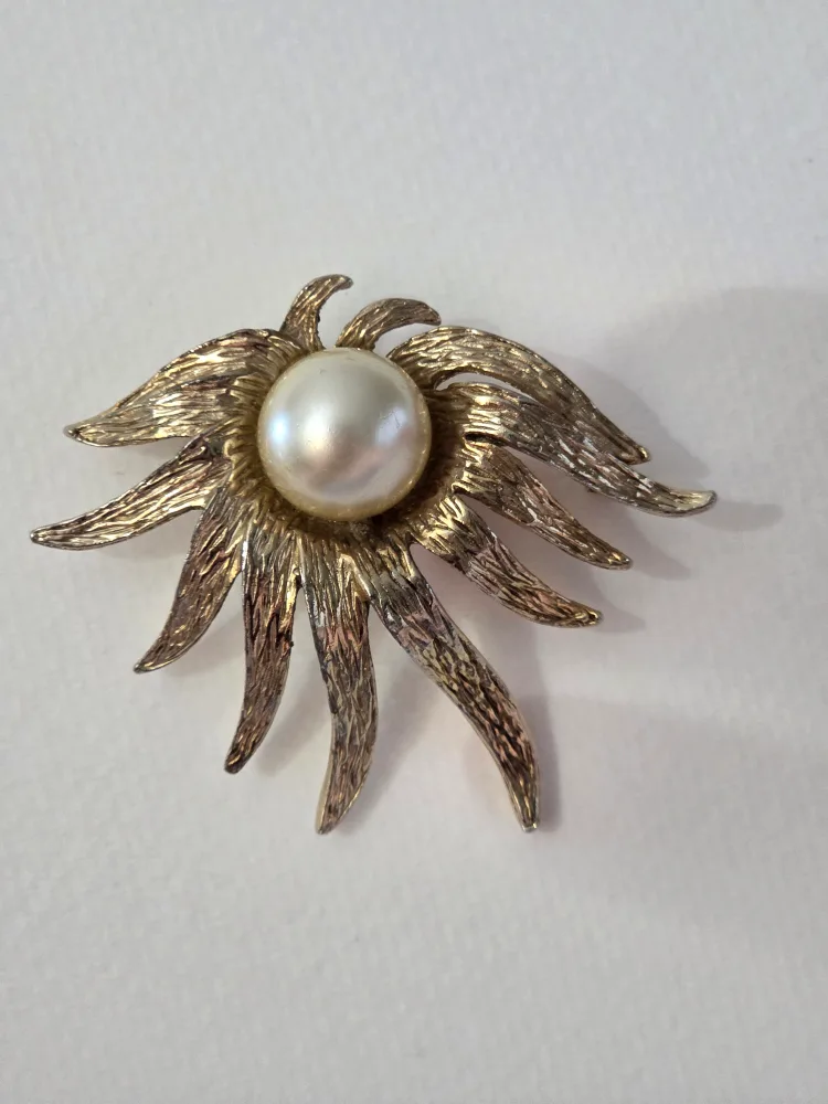 Vintage Gold Tone Sunburst Faux Pearl Brooch image indicator(2)