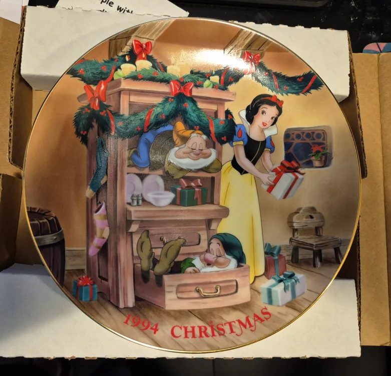 1994 Disney Snow White Christmas Plate thumbnail