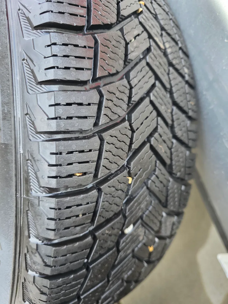 Michelin X-Ice Snow Tires on Rims - 215/60 R16 image indicator(7)