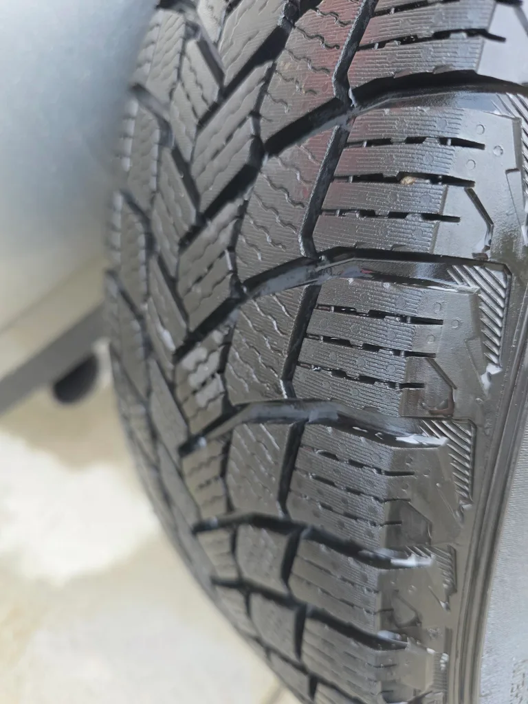 Michelin X-Ice Snow Tires on Rims - 215/60 R16 image indicator(10)