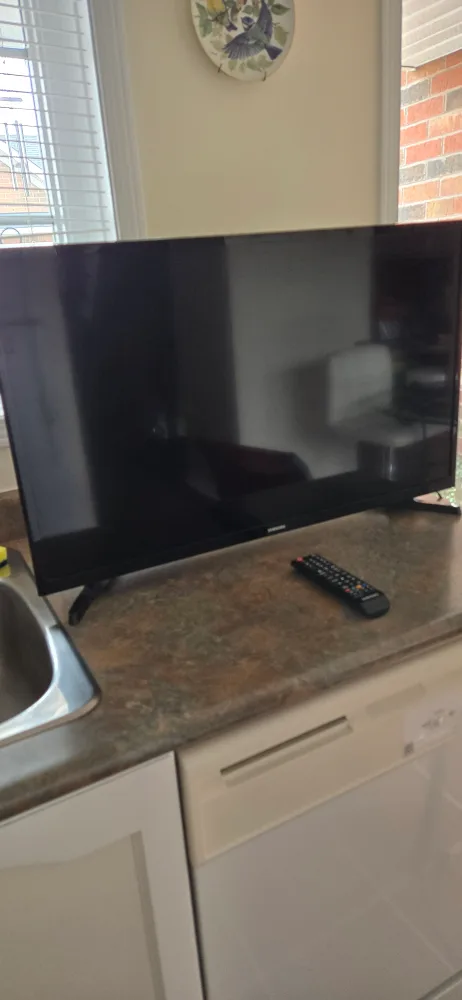 Samsung Smart  set TV. 28 inch 40 dollars thumbnail