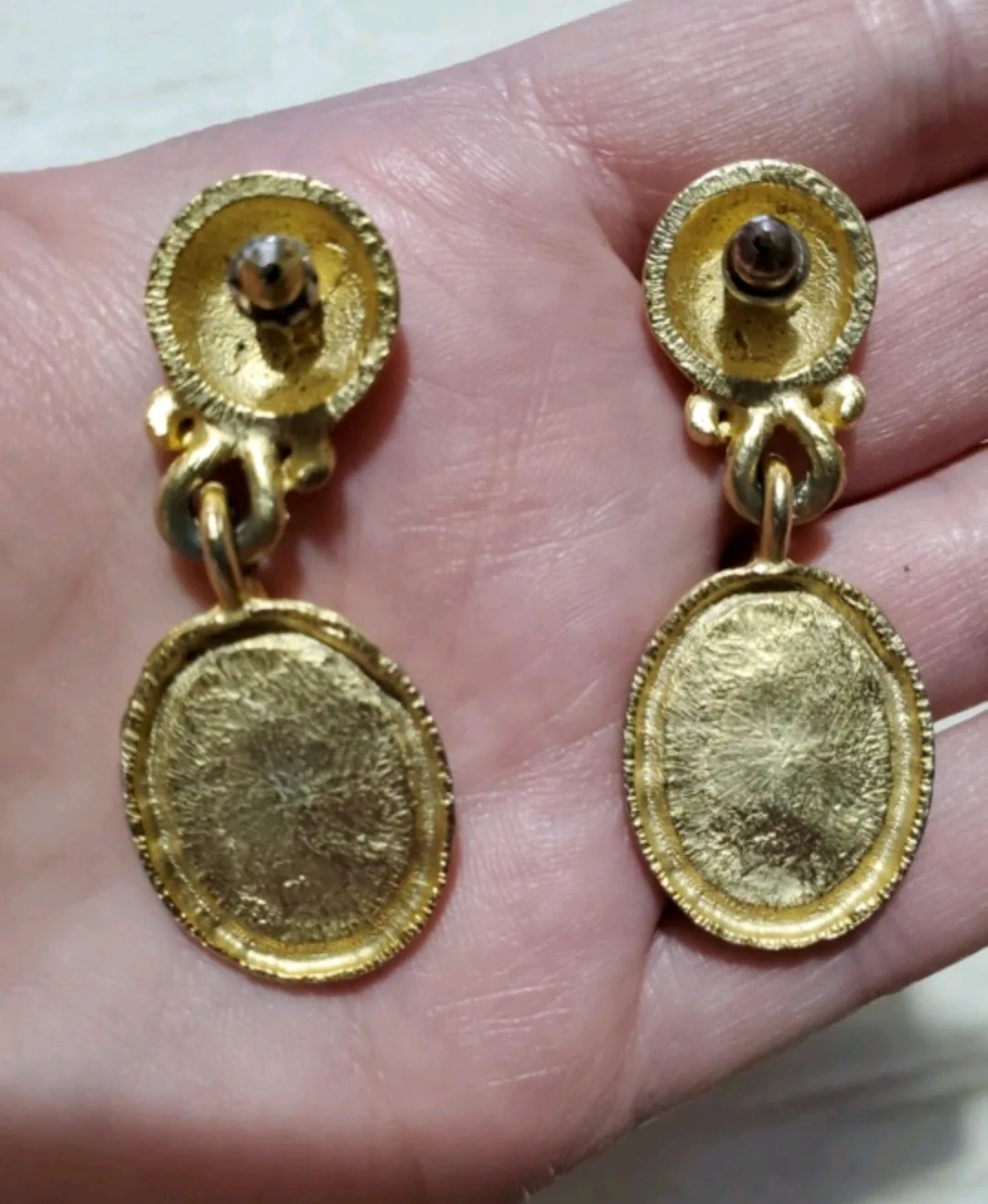 Vintage Gold Tone Dangle Earrings image indicator(2)