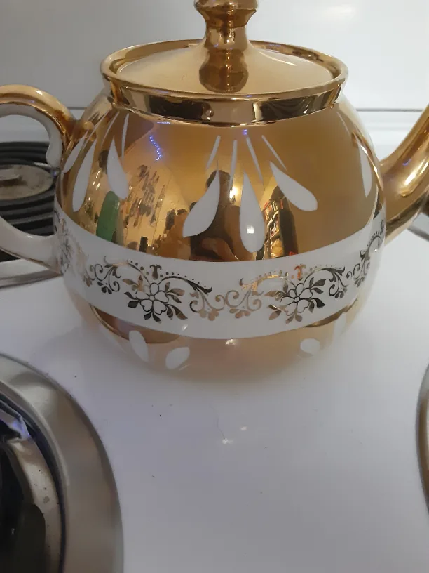 Gibsons Teapot - Gold & White image indicator(2)