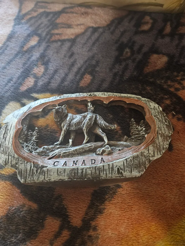 Canada Wolf Sculpture thumbnail