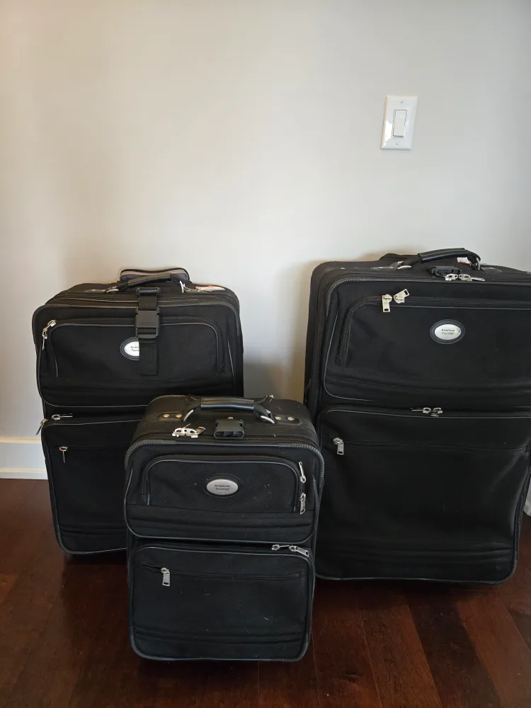 American Tourister Black Luggage Set image indicator(2)