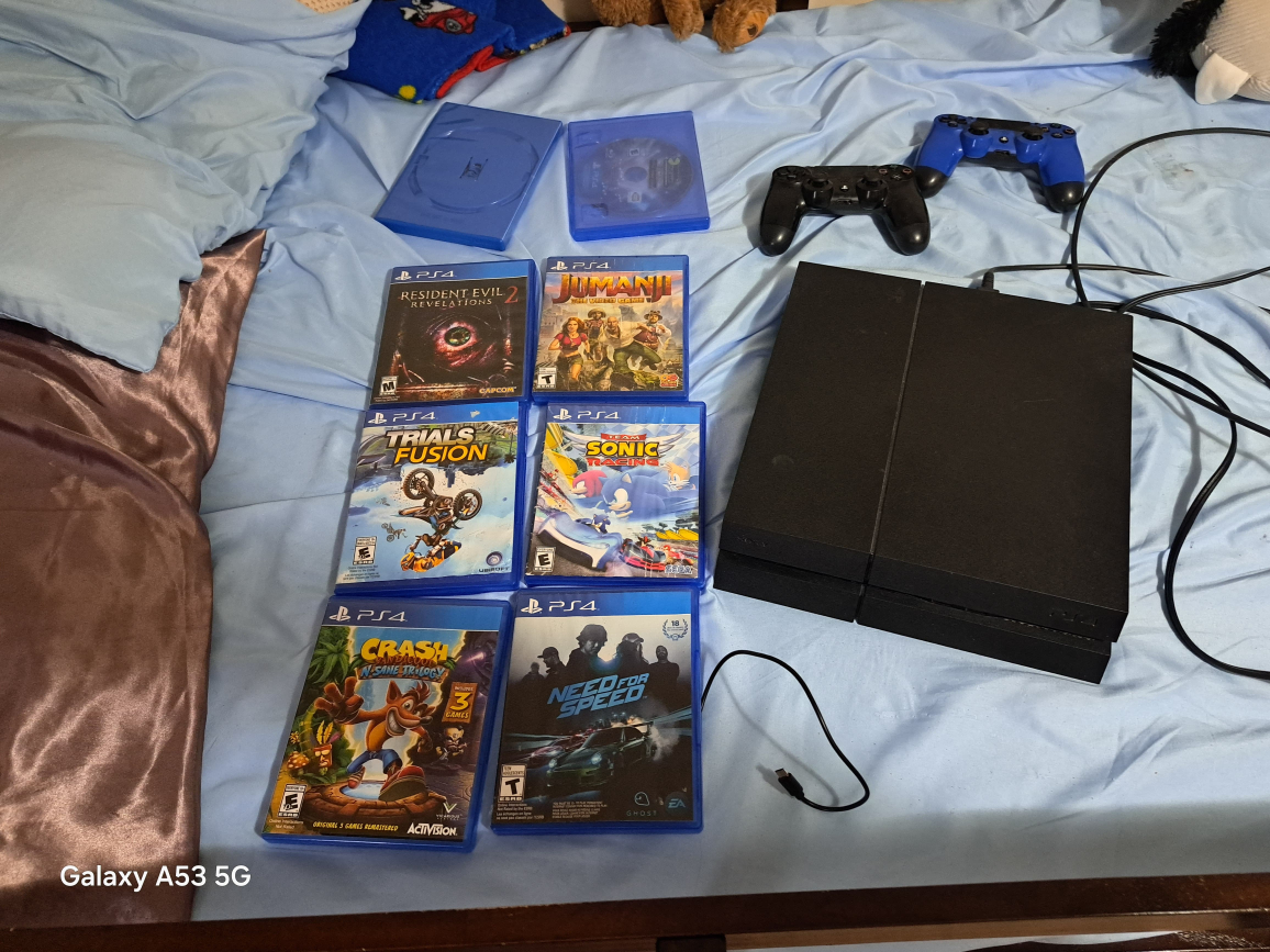 PlayStation 4 w/ Games & Controllers - photo 2