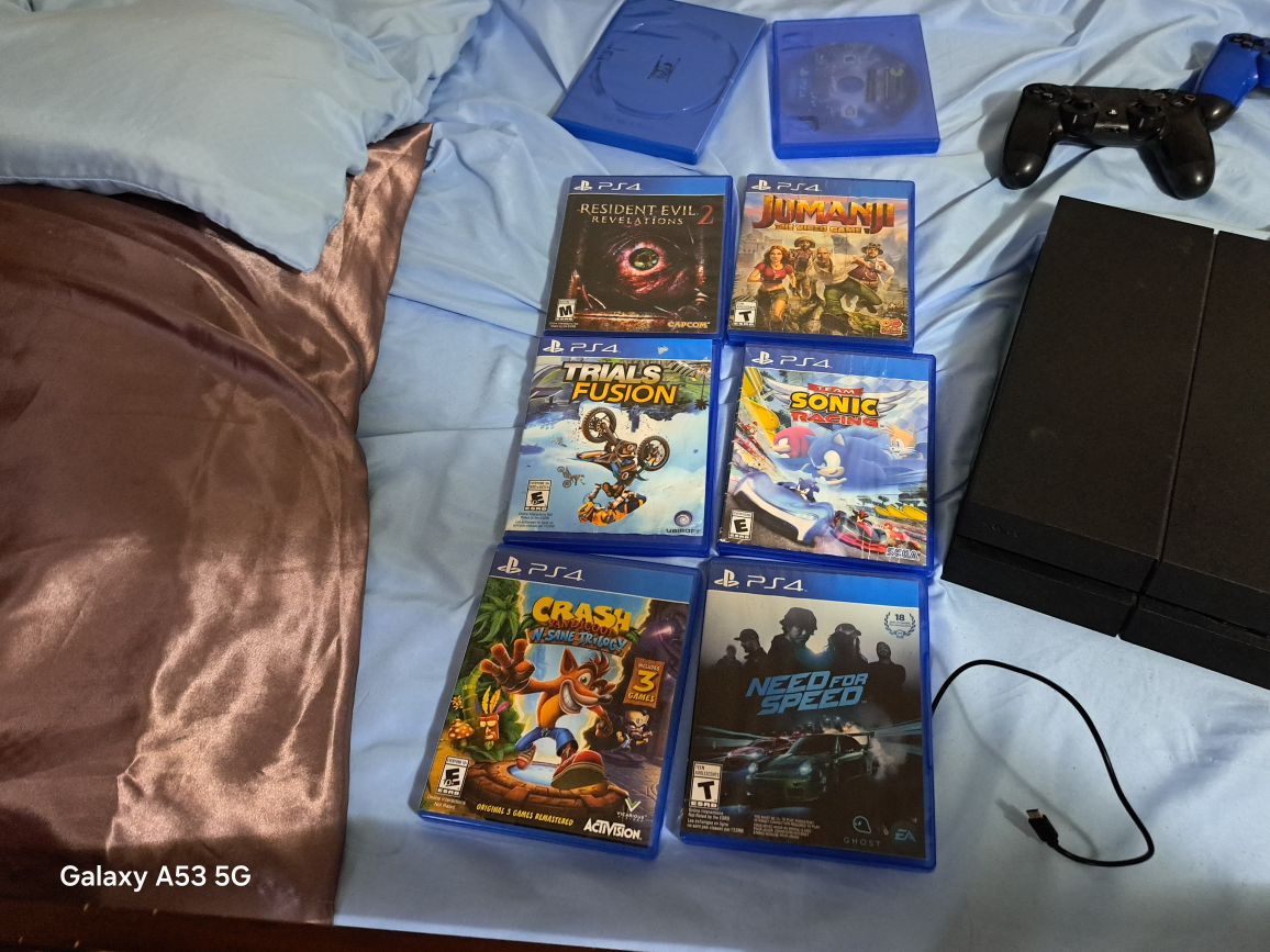 PlayStation 4 w/ Games & Controllers - photo 3