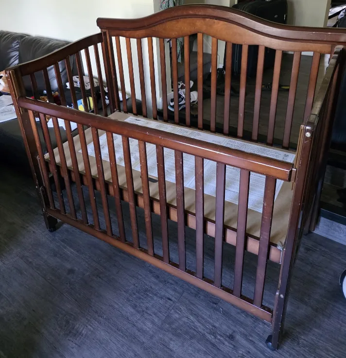 Delta Children Martinique Crib thumbnail