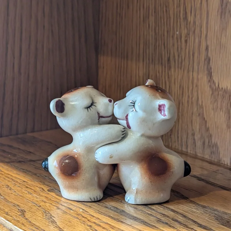 1940s Van Tellingen Hugging Bears Salt and Pepper thumbnail
