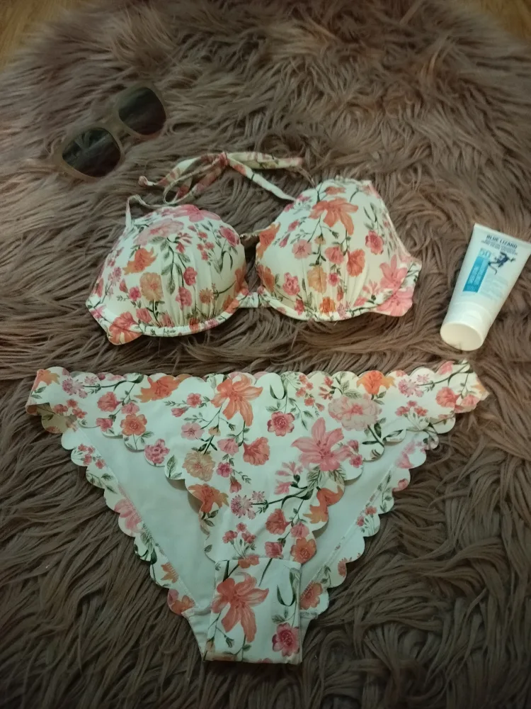 H&M Floral Scalloped Bikini Set thumbnail