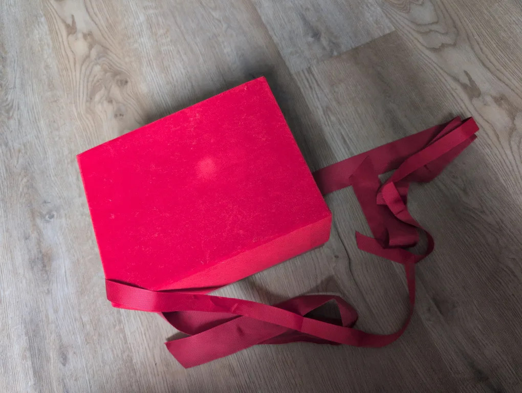 Red Gift Box thumbnail
