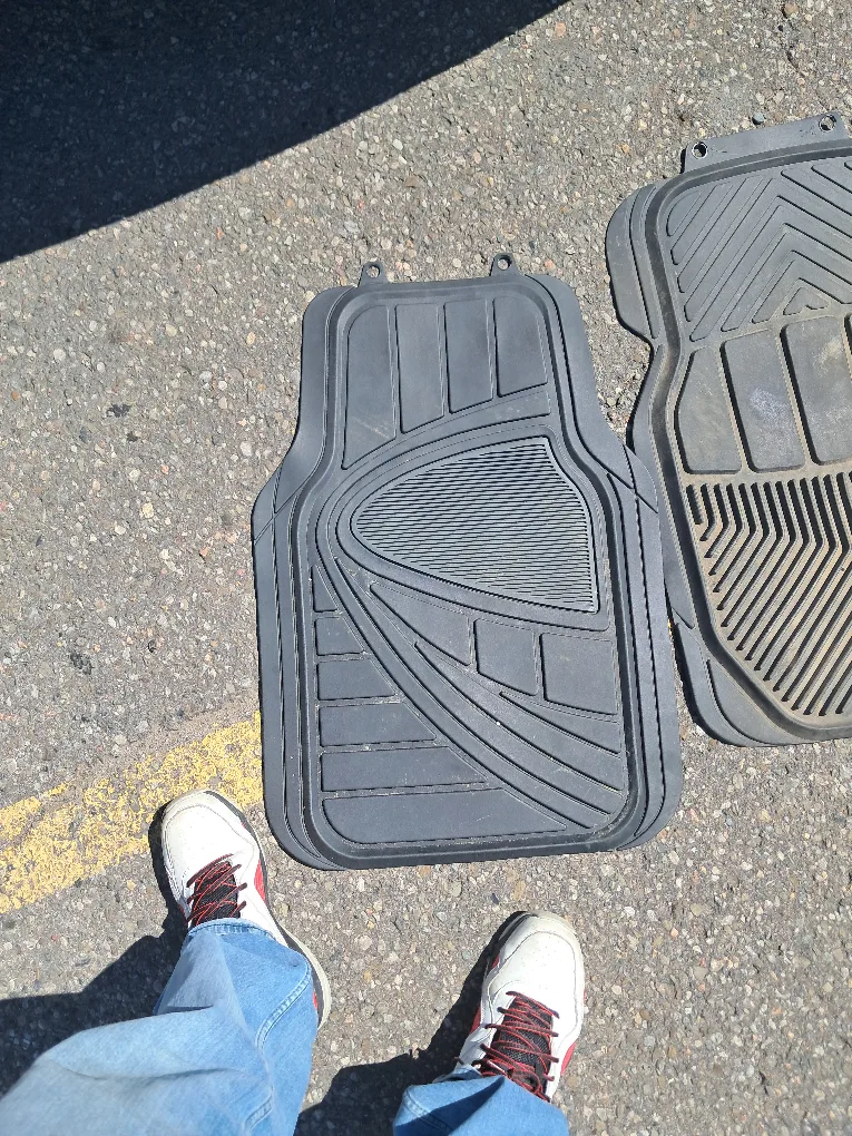 Set of 4 Black Car Floor Mats image indicator(3)