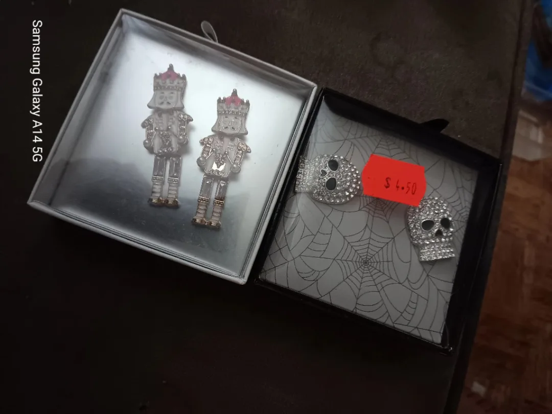 Quo Beauty Halloween Sponges & Nutcracker Brooches thumbnail