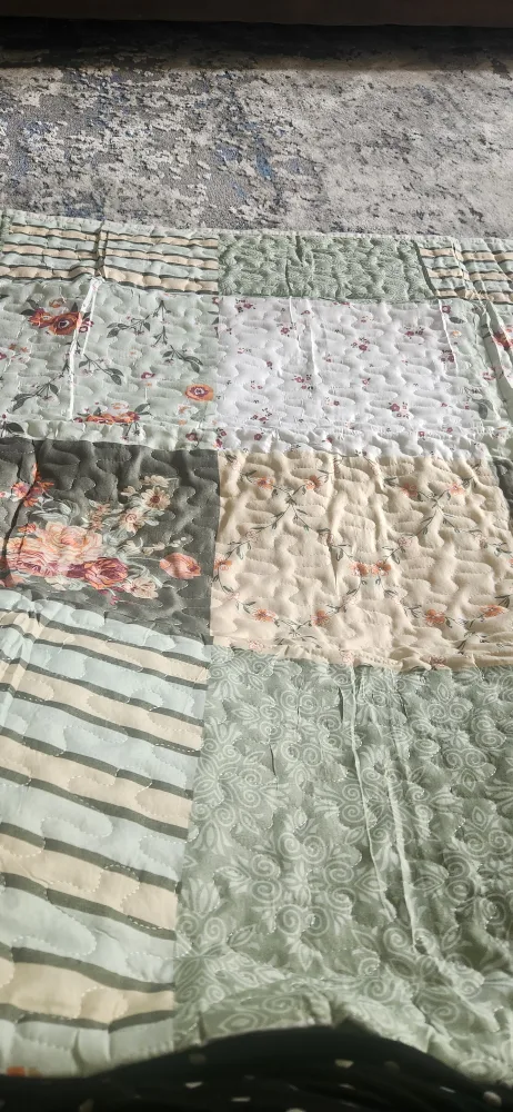 Floral Patchwork Quilt with Pillow Shams image indicator(8)