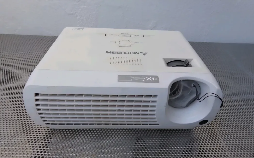 Mitsubishi Projector - XD205U 1700:1 1500 Lumens DLP thumbnail