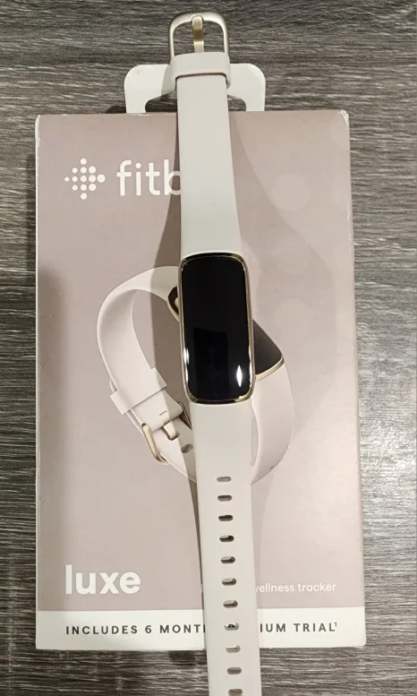 Fitbit Luxe Fitness + Wellness Tracker image indicator(3)