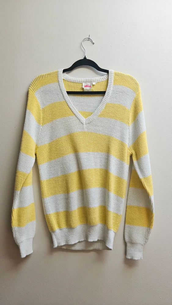 Alia V-neck pullover knitted sweater thumbnail