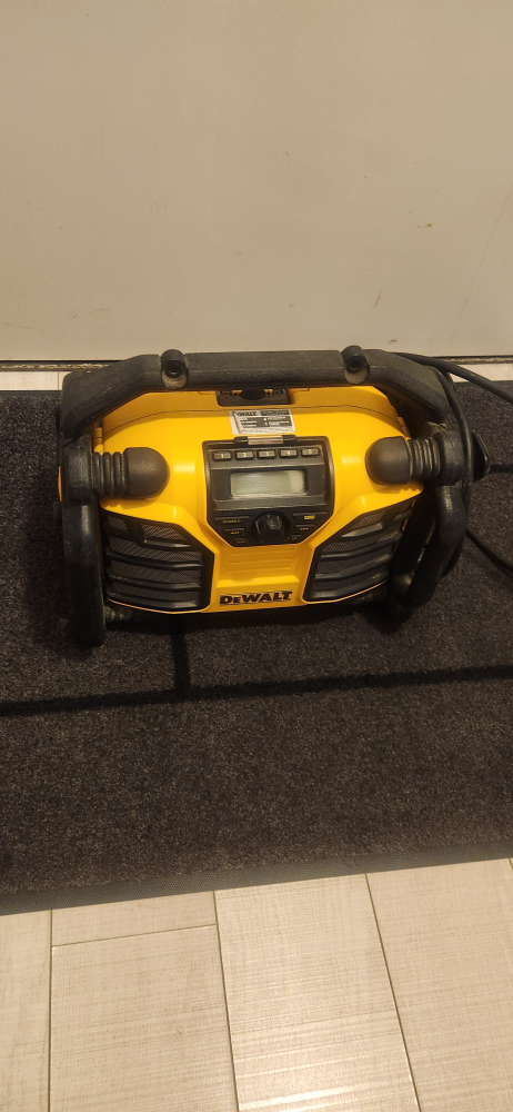 DeWalt Jobsite Radio/Charger - photo 3