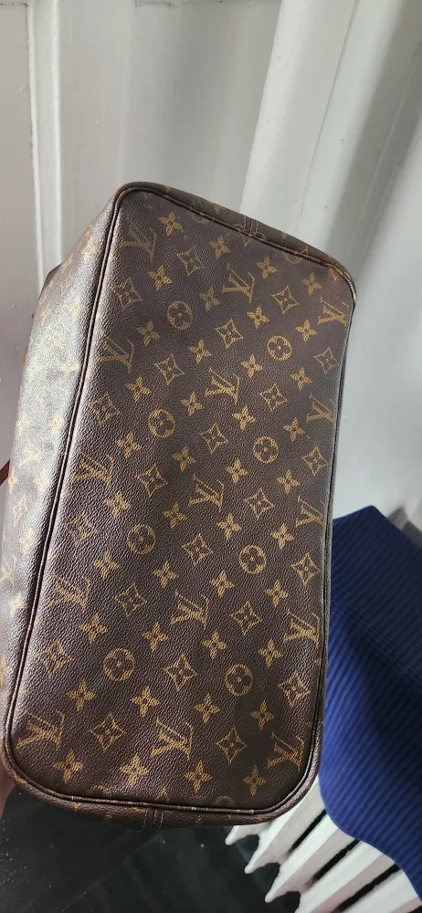 Louis Vuitton Neverfull MM Tote Bag image indicator(7)