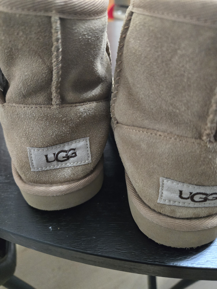 UGG Classic Short Boots - Kids Size 1 - photo 2