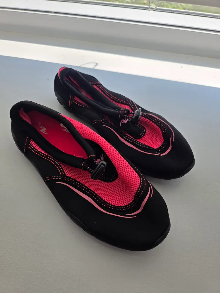 Athletic Works Water Shoes - Size 2/3 thumbnail