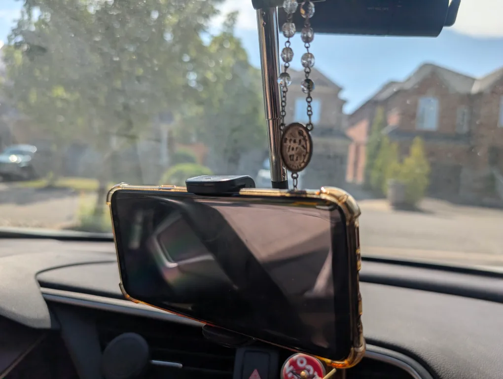 EUC - Rearview Mirror Car Phone Mount image indicator(9)