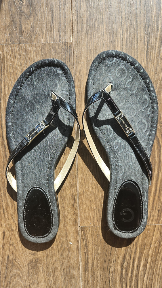 NEGOTIABLE - Guess Black Thong Sandals, Size 7.5 - photo 2