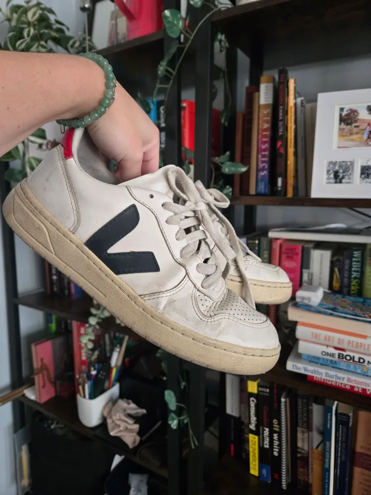 VEJA Women's White Leather Sneakers - Size W US 5 image indicator(2)