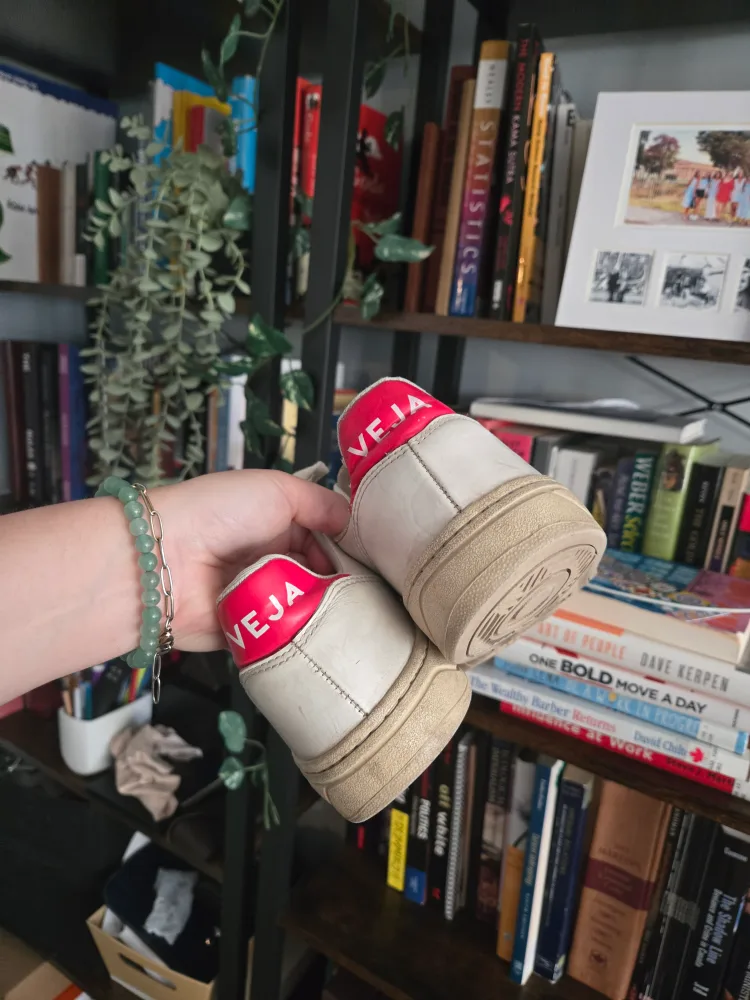 VEJA Women's White Leather Sneakers - Size W US 5 image indicator(4)