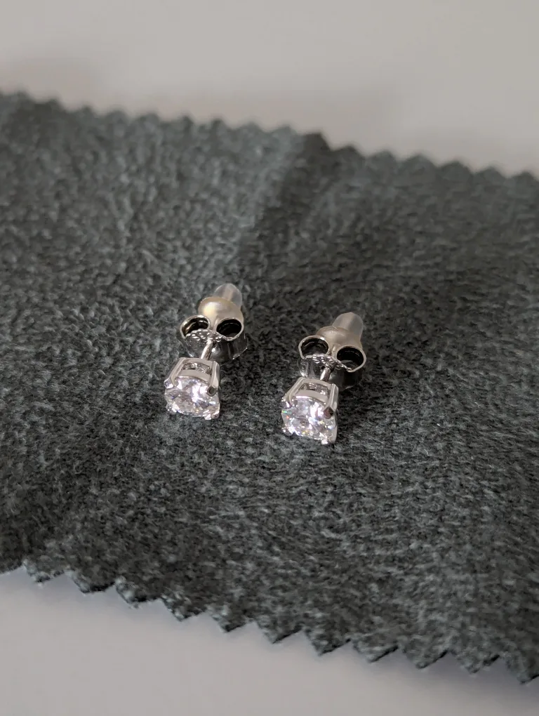 Moissanite Studs Earrings 0.5 CT image indicator(2)