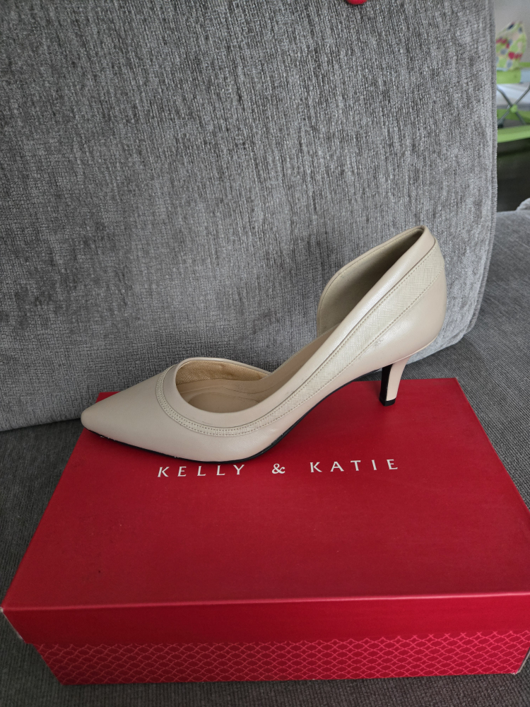 Kelly & Katie Beige Heels, Size 8.5