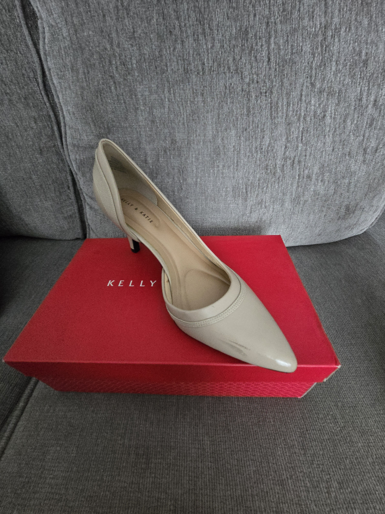 Kelly & Katie Beige Heels, Size 8.5 - photo 3
